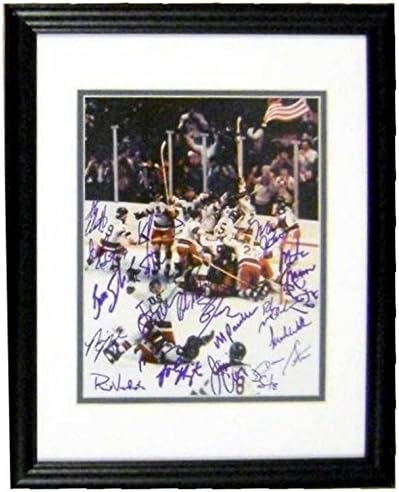 1980 קבוצת הוקי האולימפית של ארצות הברית חתימה על חתימה 8x10 תמונה שנחתמה על ידי 20 שחקנים והמאמן Herb Brooks Matted and Framed - תמונות