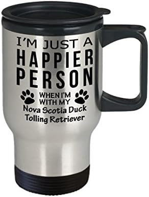 חובב כלבים טיול ספל קפה - אדם מאושר יותר עם נובה סקוטיה ברווז טולינג רטריבר - מתנות הצלה בעלים